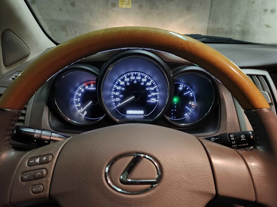 2005 Lexus RX 2nd Gen - Image 13 of 16
