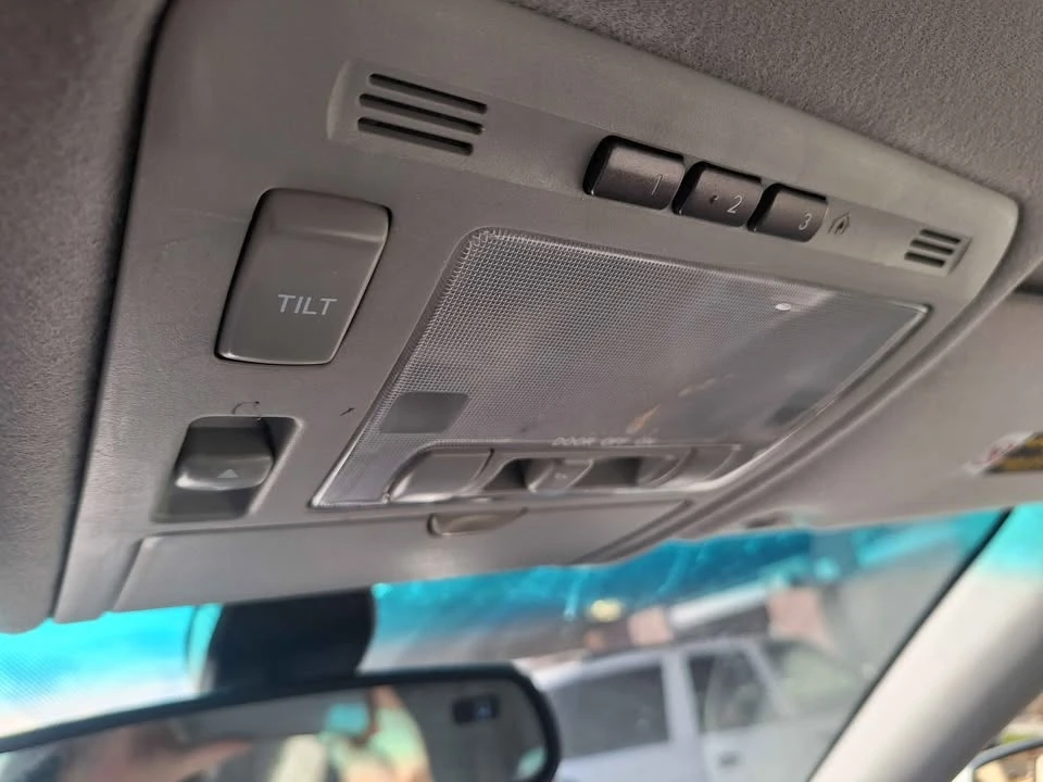 2005 Lexus RX 2nd Gen - Image 16 of 17