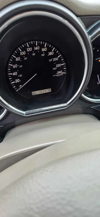 2005 Lexus RX 2nd Gen - Image 12 of 20