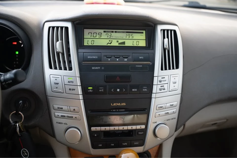 2005 Lexus RX 2nd Gen - Image 9 of 13