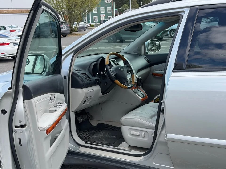 2005 Lexus RX 2nd Gen - Image 9 of 13