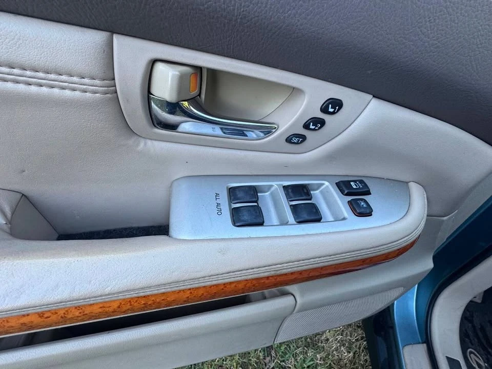 2005 Lexus RX 2nd Gen - Image 12 of 19