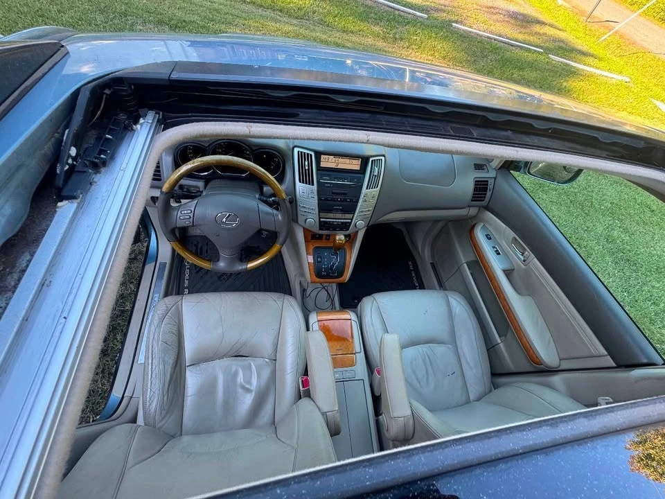 2005 Lexus RX 2nd Gen - Image 16 of 19