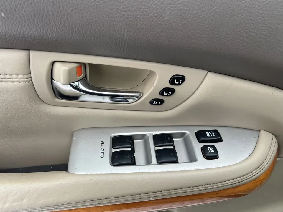 2005 Lexus RX 2nd Gen - Image 13 of 17