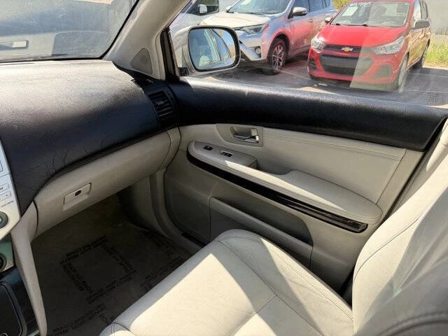 2005 Lexus RX 2nd Gen - Image 17 of 20