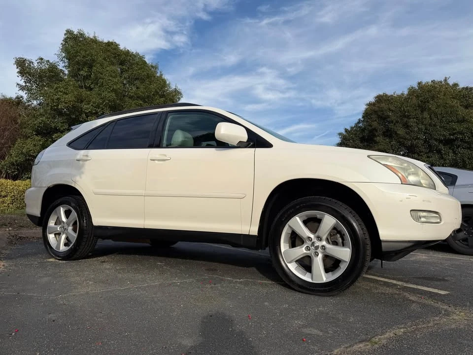 2005 Lexus RX 2nd Gen - Image 16 of 19