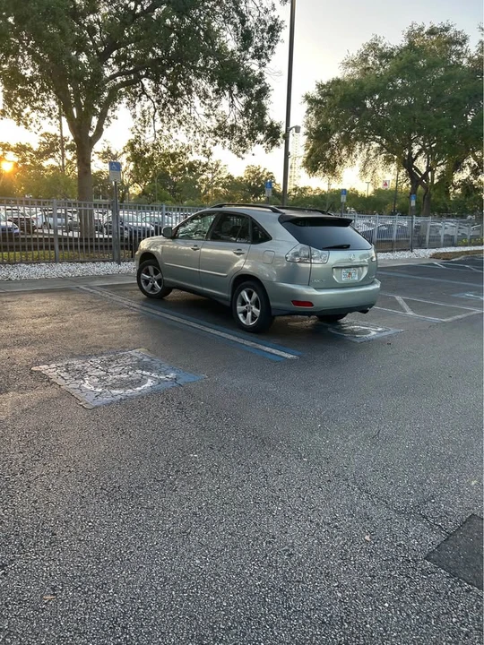 2005 Lexus RX 2nd Gen - Image 16 of 18