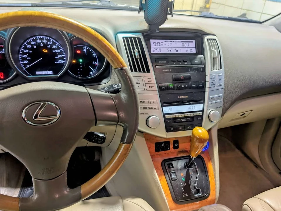 2005 Lexus RX 2nd Gen - Image 10 of 17