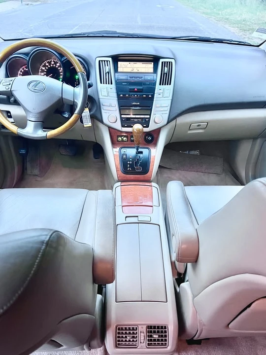 2005 Lexus RX 2nd Gen - Image 10 of 13