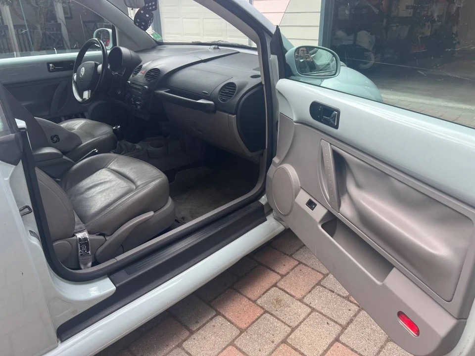 2005 Volkswagen New Beetle - Image 16 of 19