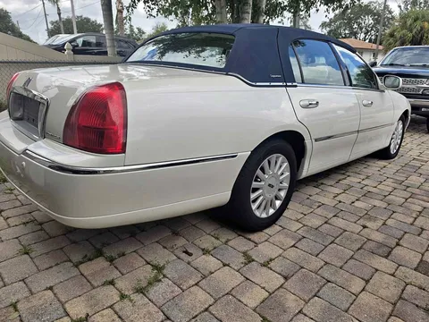 2005 Lincoln Continental Signature Sedan 4D