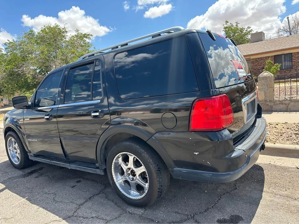 2005 Lincoln Navigator 2nd Gen - Image 2 of 9