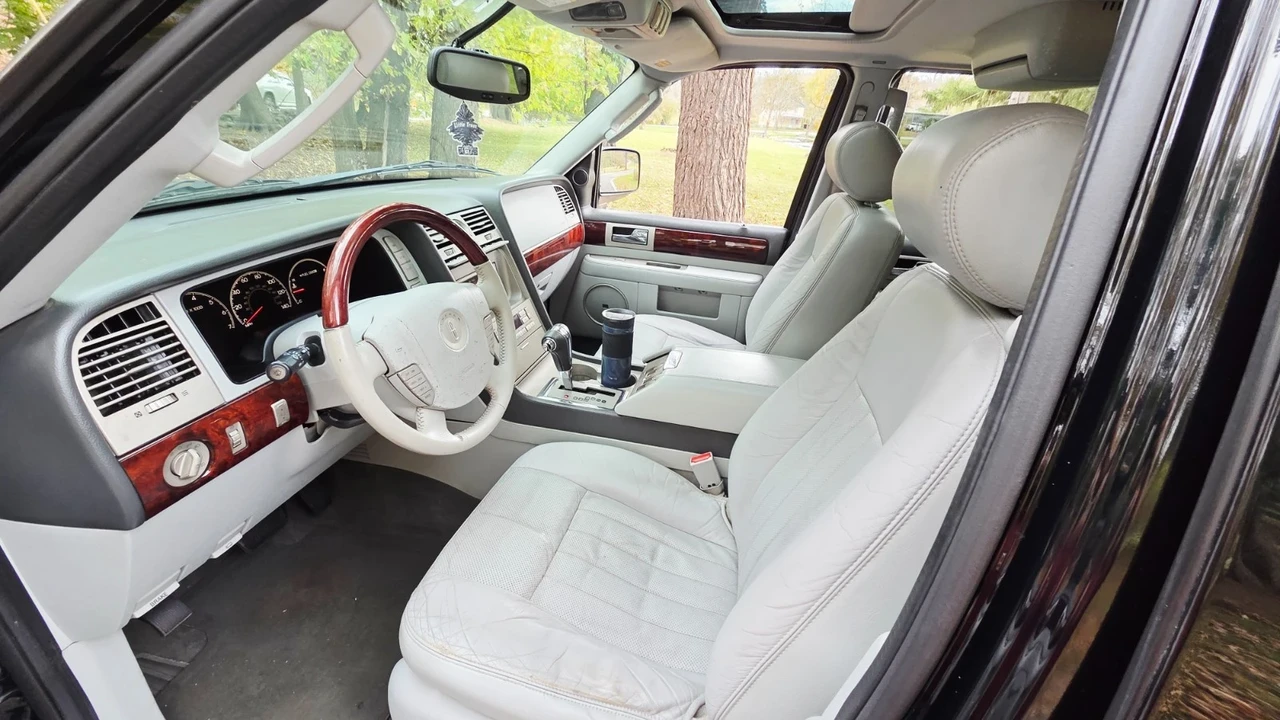 2005 Lincoln Navigator 2nd Gen - Image 10 of 21