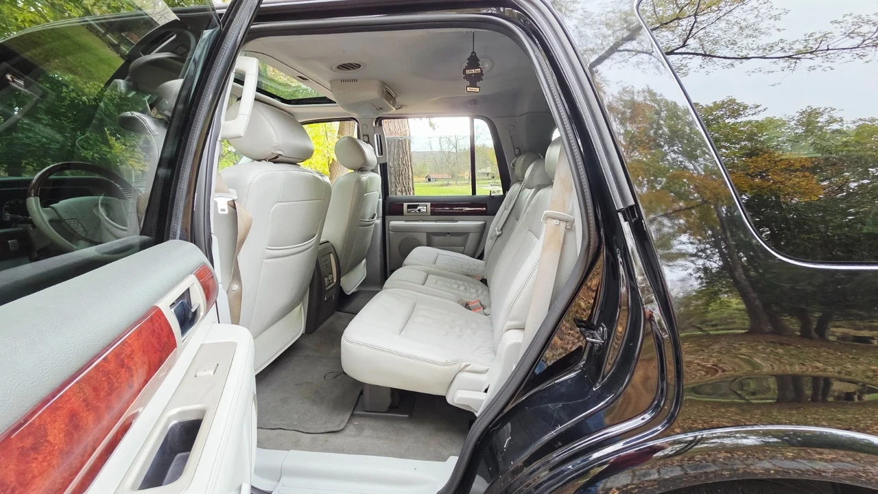 2005 Lincoln Navigator 2nd Gen - Image 9 of 21