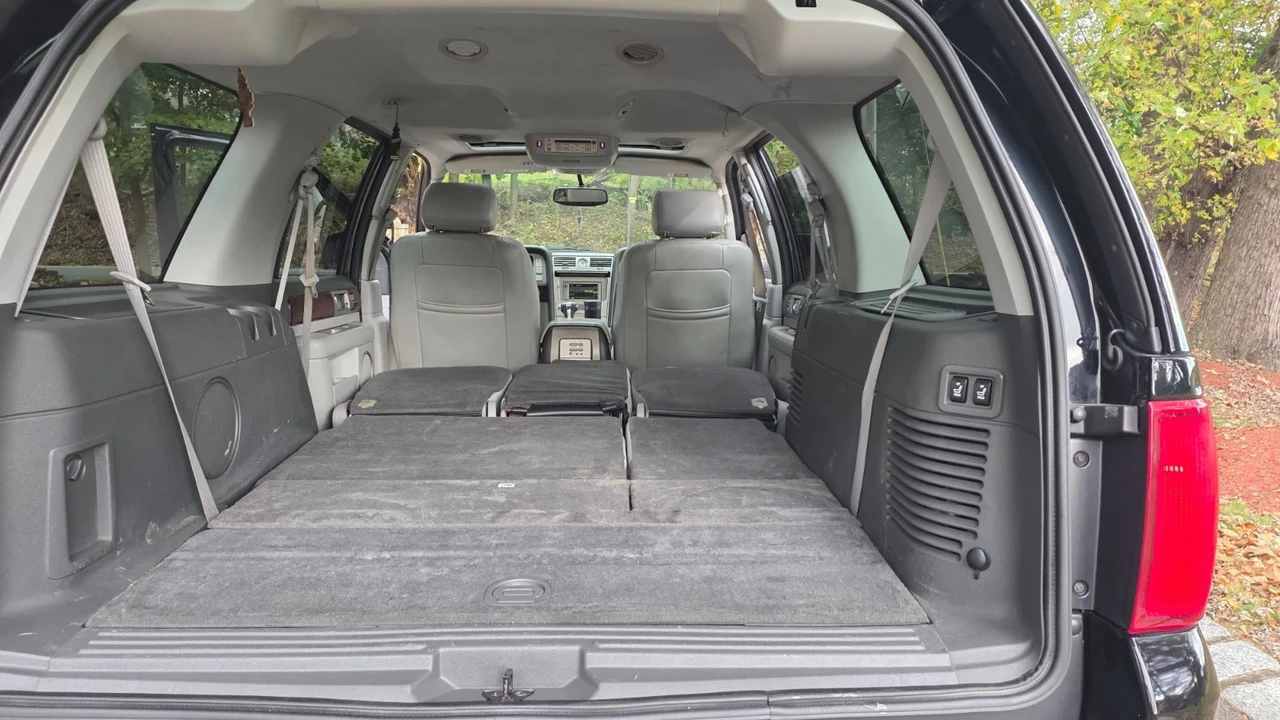 2005 Lincoln Navigator 2nd Gen - Image 2 of 21
