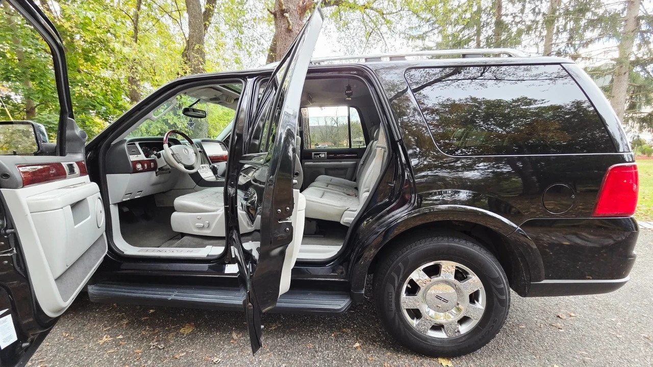 2005 Lincoln Navigator 2nd Gen - Image 11 of 21
