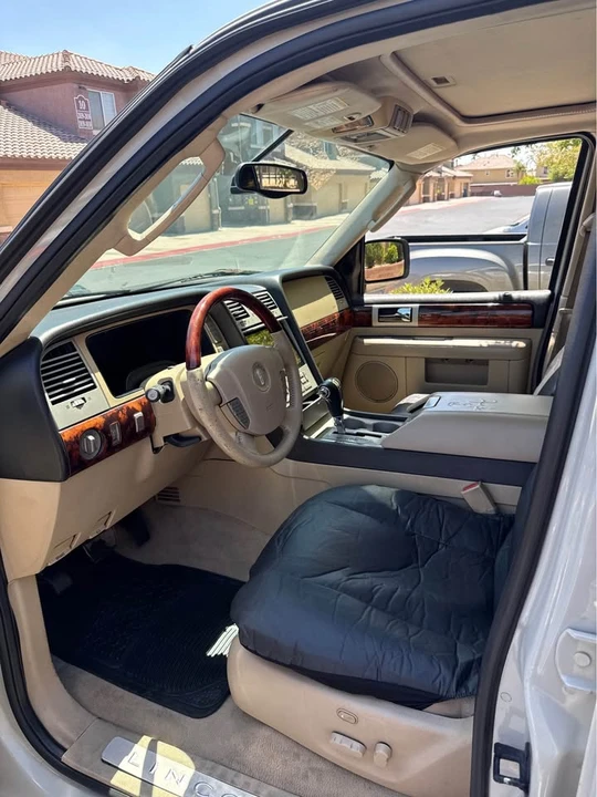 2005 Lincoln Navigator 2nd Gen - Image 2 of 3