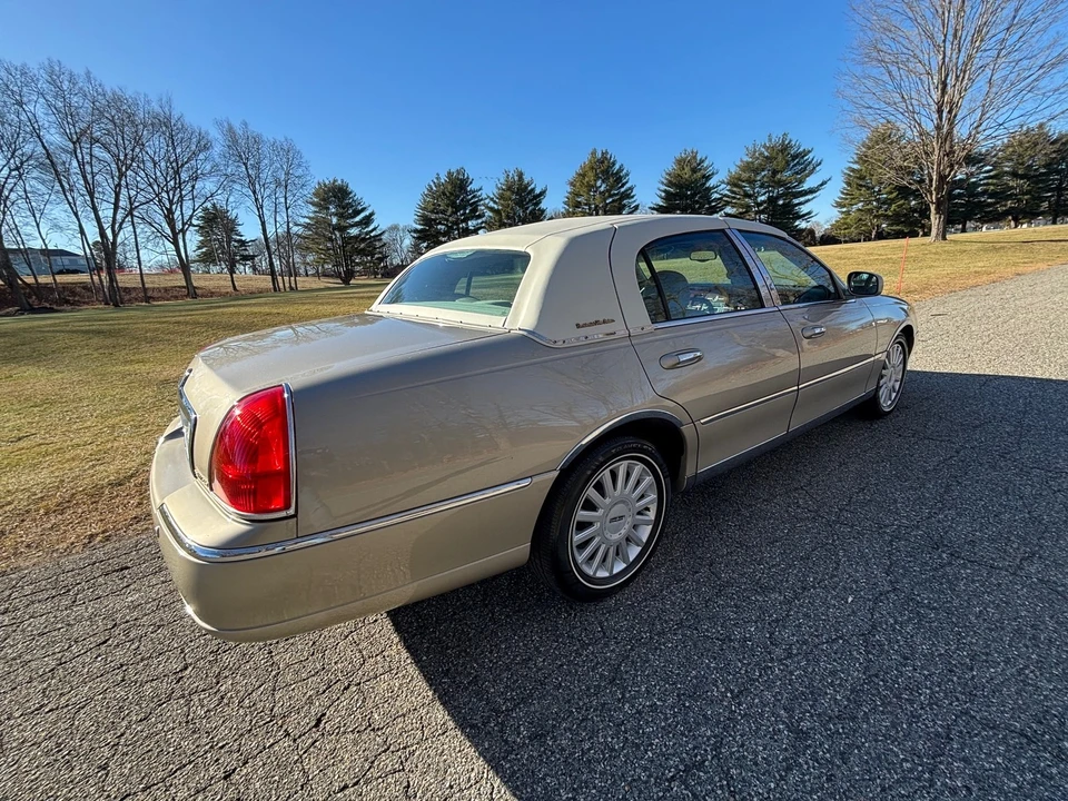 2005 Lincoln Town Car - Image 3 of 21