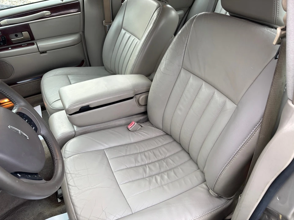2005 Lincoln Town Car - Image 10 of 21