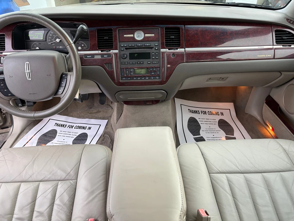 2005 Lincoln Town Car - Image 11 of 21
