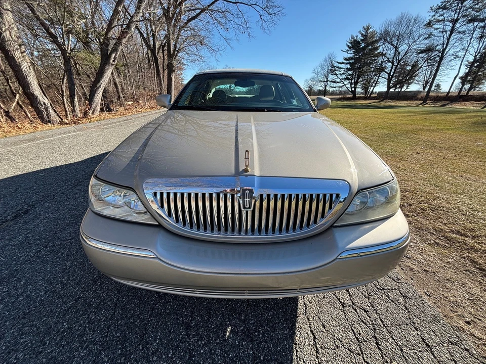 2005 Lincoln Town Car - Image 8 of 21