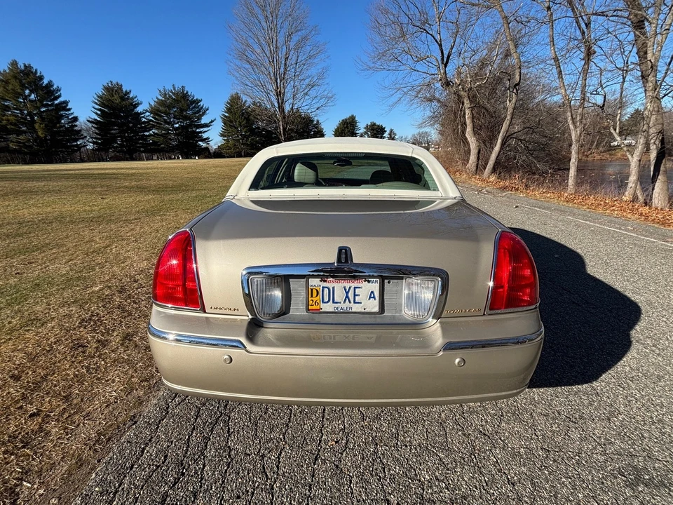 2005 Lincoln Town Car - Image 7 of 21