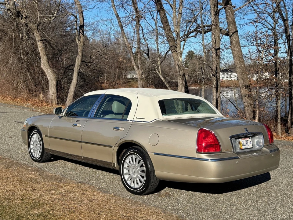 2005 Lincoln Town Car - Image 4 of 21