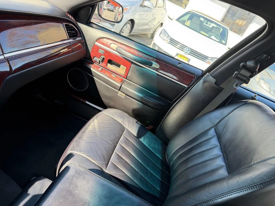 2005 Lincoln Town Car - Image 10 of 28