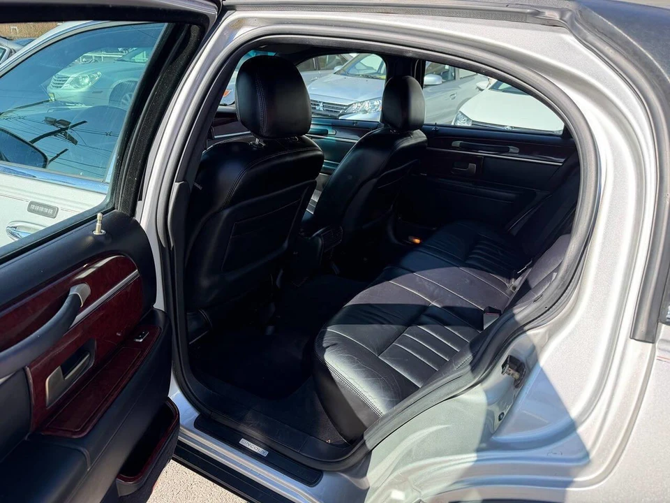 2005 Lincoln Town Car - Image 11 of 28