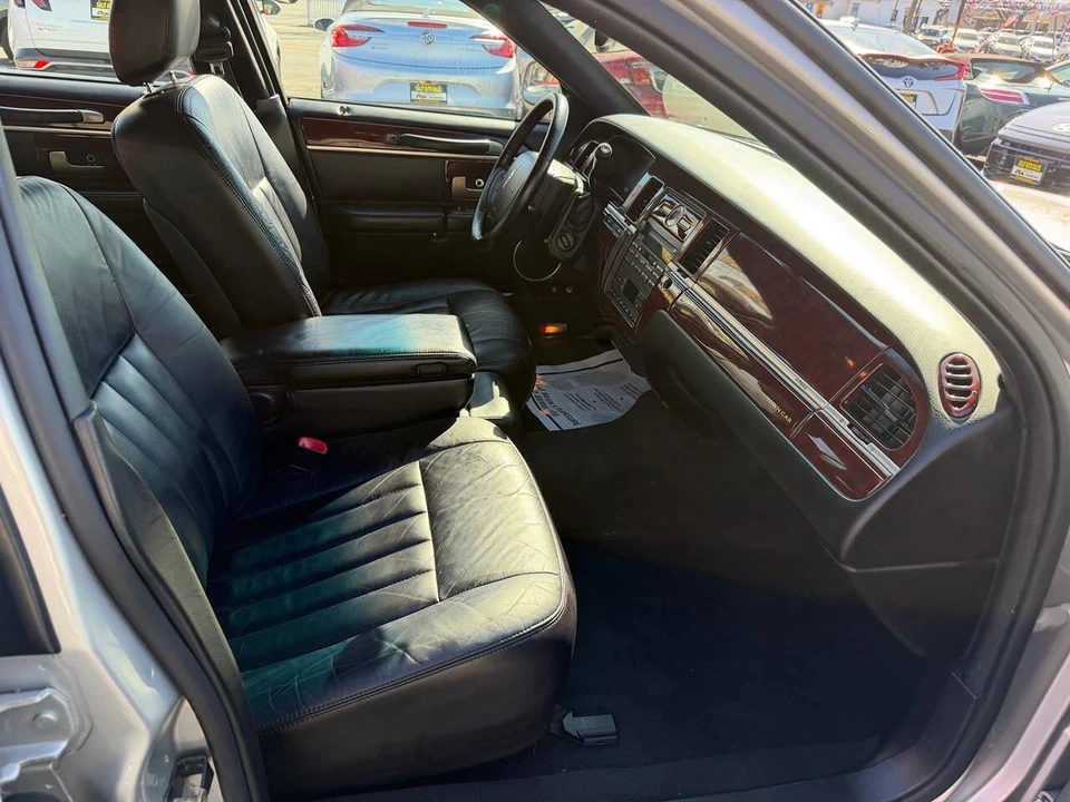 2005 Lincoln Town Car - Image 16 of 28