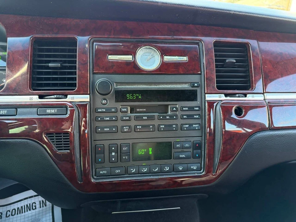 2005 Lincoln Town Car - Image 9 of 28