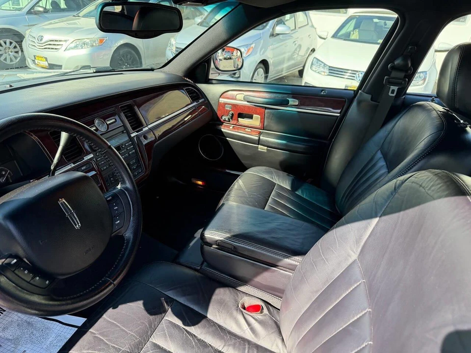 2005 Lincoln Town Car - Image 5 of 28