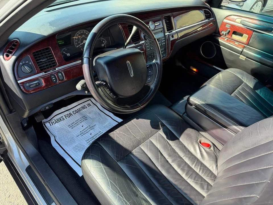 2005 Lincoln Town Car - Image 6 of 28
