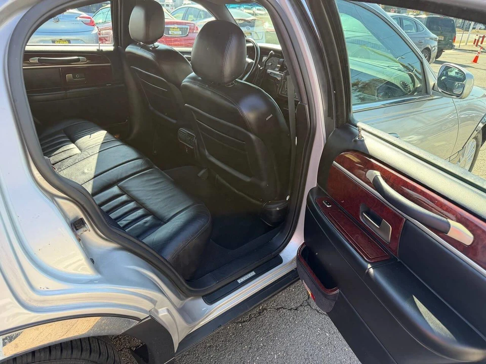 2005 Lincoln Town Car - Image 18 of 28