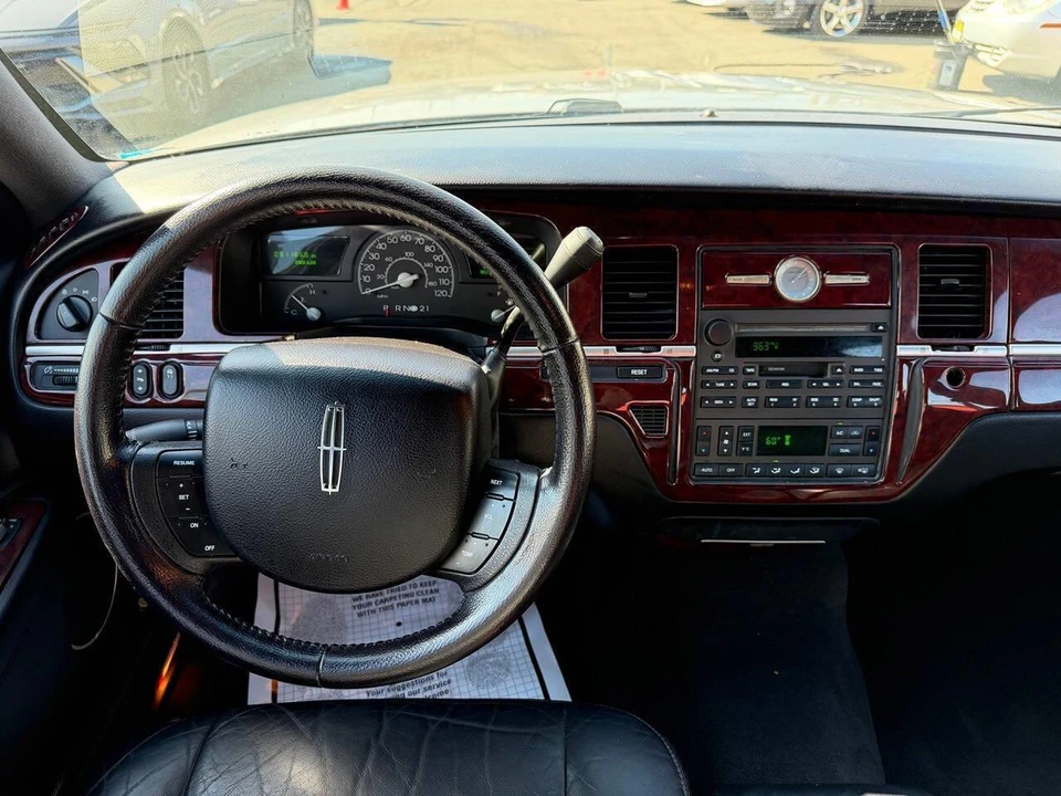 2005 Lincoln Town Car - Image 14 of 28