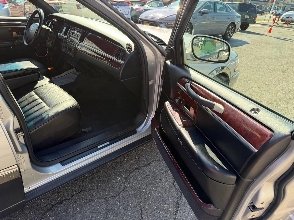 2005 Lincoln Town Car - Image 15 of 28