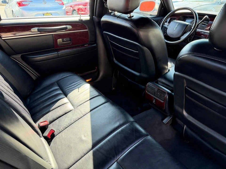 2005 Lincoln Town Car - Image 20 of 28