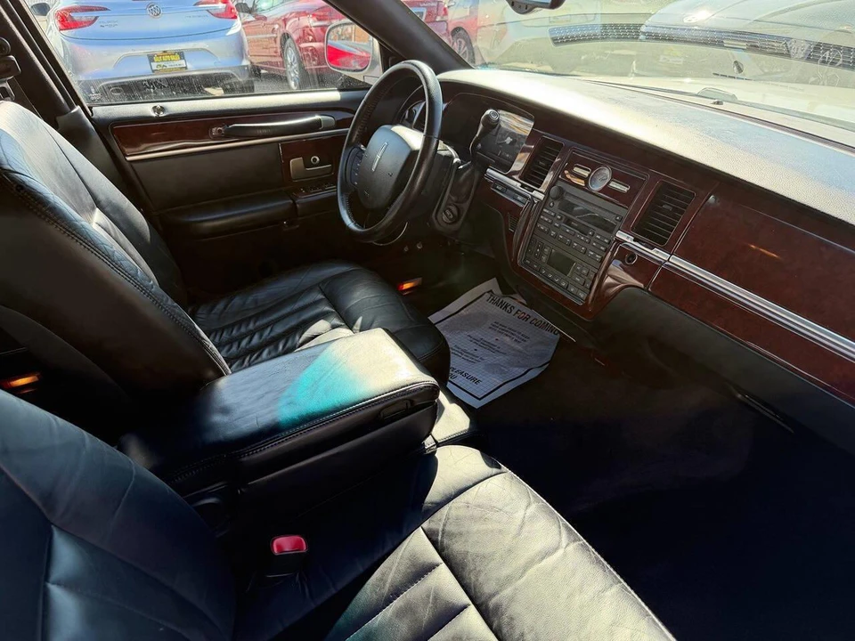 2005 Lincoln Town Car - Image 17 of 28