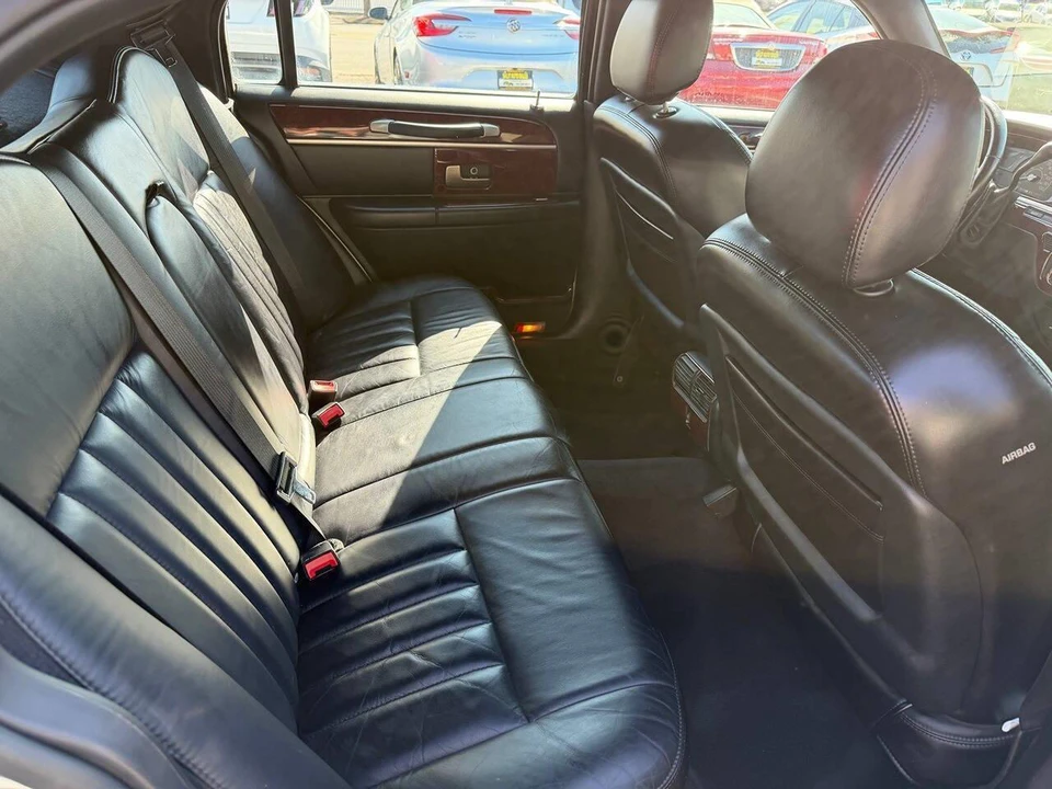 2005 Lincoln Town Car - Image 19 of 28