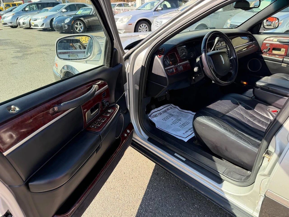 2005 Lincoln Town Car - Image 2 of 28