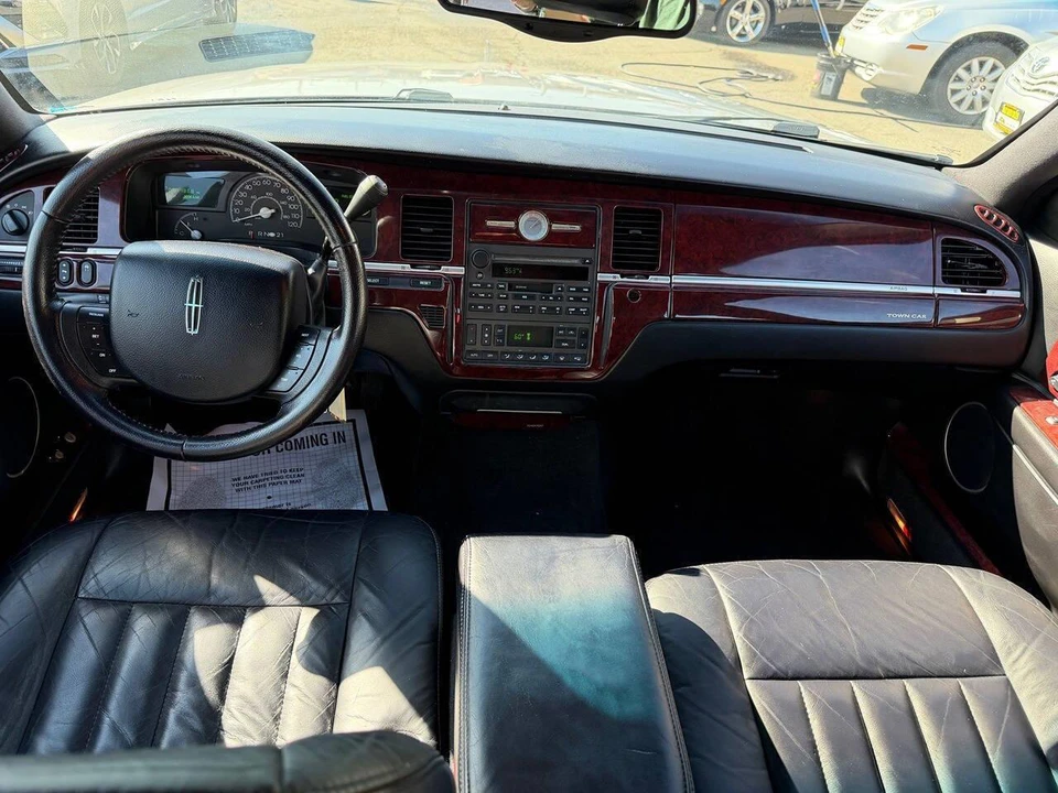 2005 Lincoln Town Car - Image 13 of 28