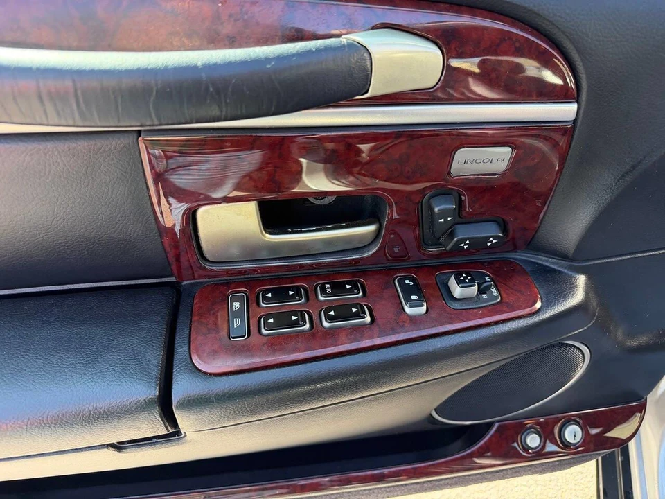 2005 Lincoln Town Car - Image 3 of 28