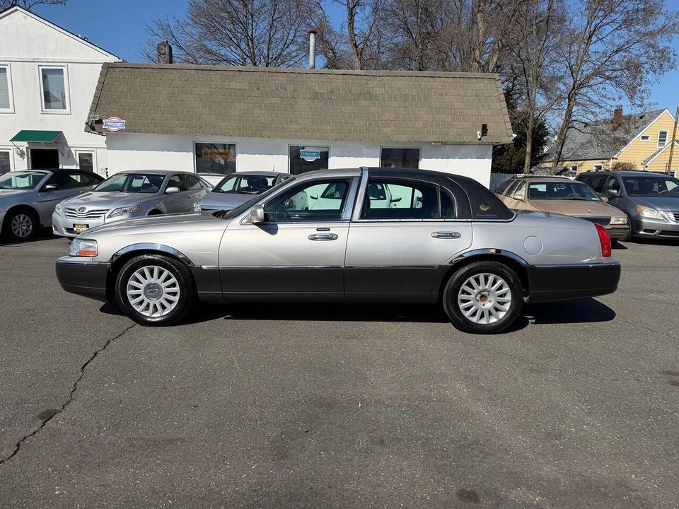 2005 Lincoln Town Car - Image 23 of 28