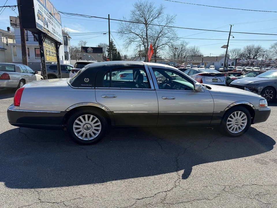 2005 Lincoln Town Car - Image 24 of 28
