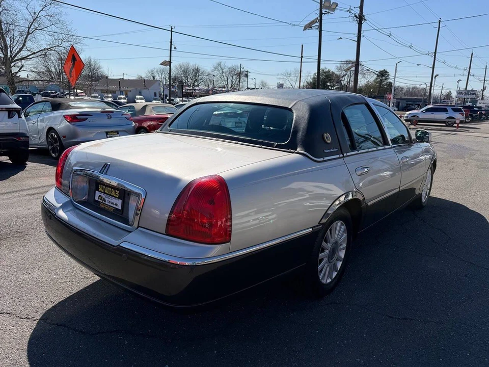 2005 Lincoln Town Car - Image 25 of 28