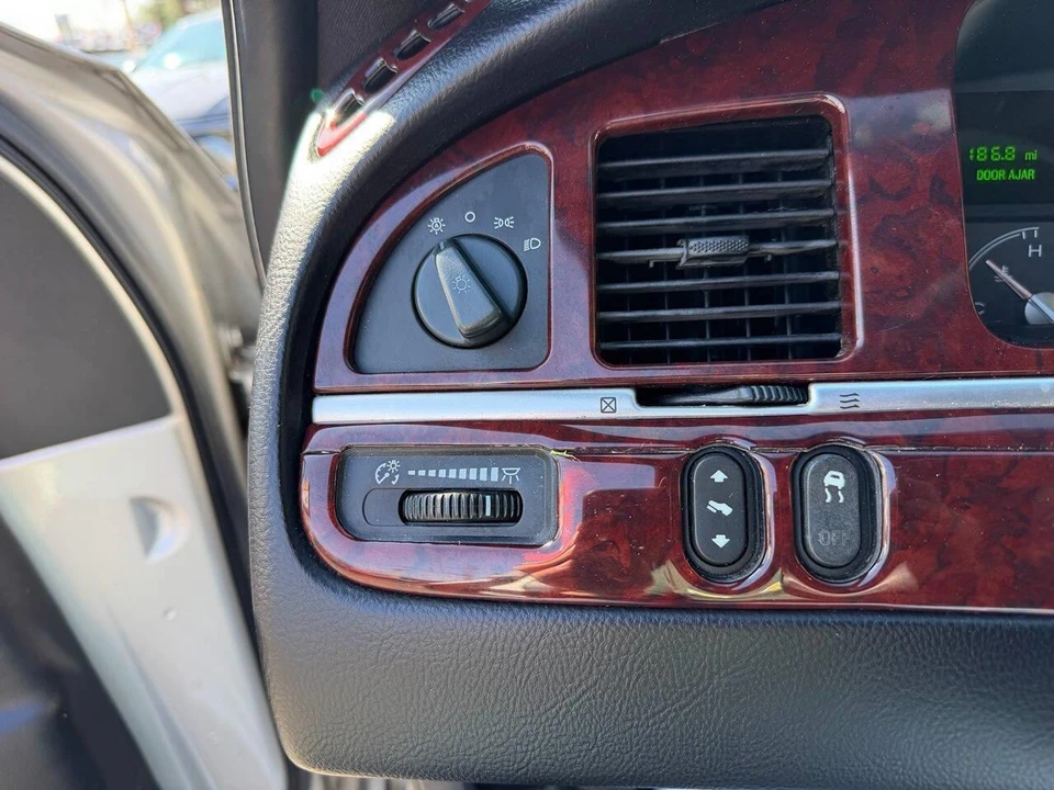 2005 Lincoln Town Car - Image 7 of 28