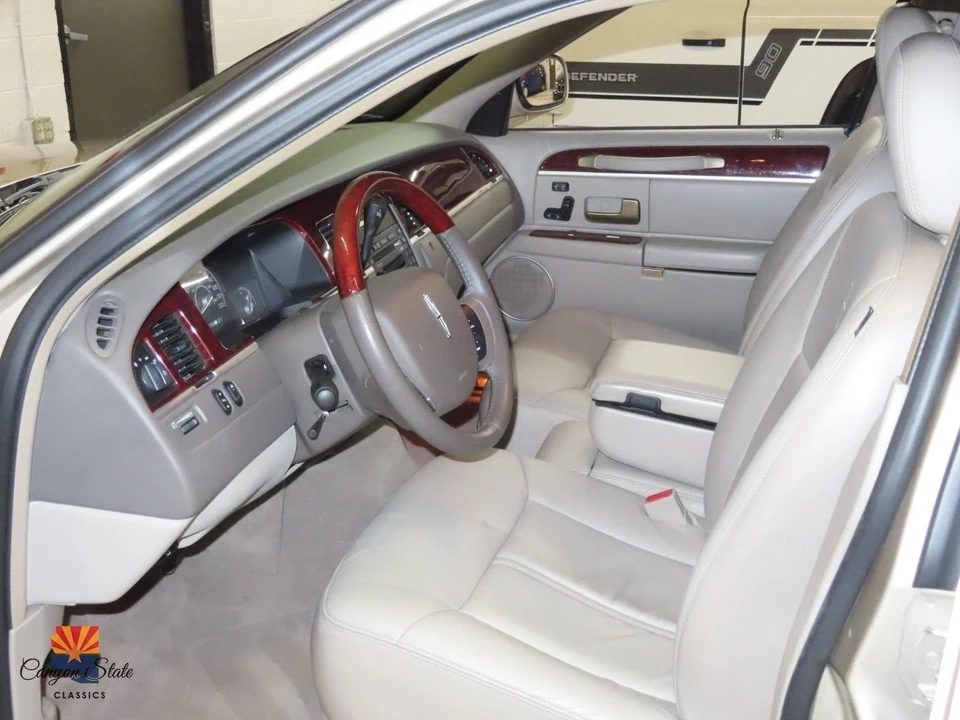 2005 Lincoln Town Car - Image 3 of 21