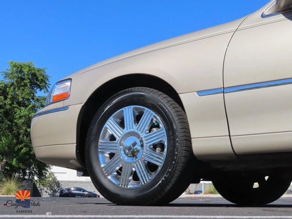 2005 Lincoln Town Car - Image 4 of 21