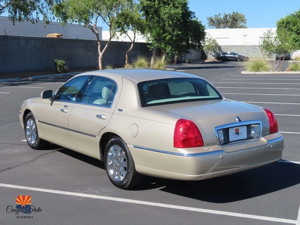 2005 Lincoln Town Car - Image 12 of 21