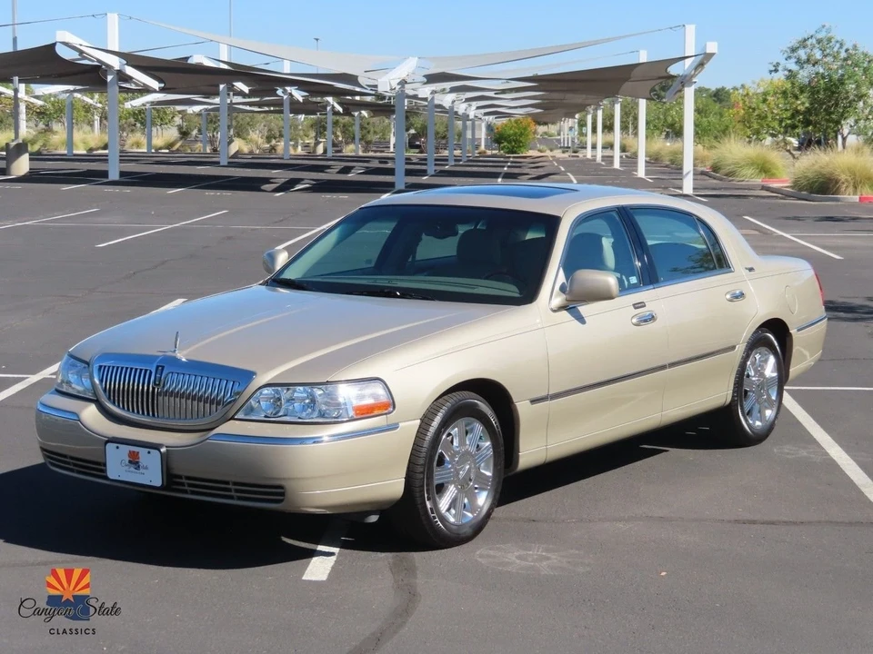 2005 Lincoln Town Car - Image 8 of 21